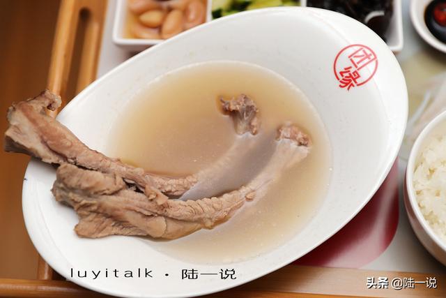 39度高温也挡不住热情，大中午牛庄探访风靡新加坡30年的肉骨茶