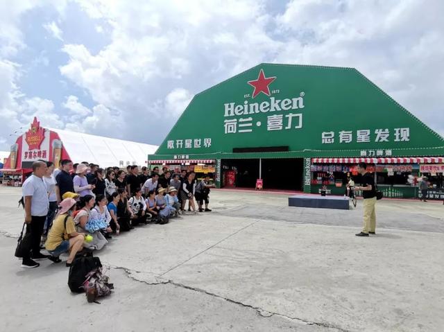 探访青岛西海岸新区金沙滩啤酒城的荷兰喜力啤酒大篷