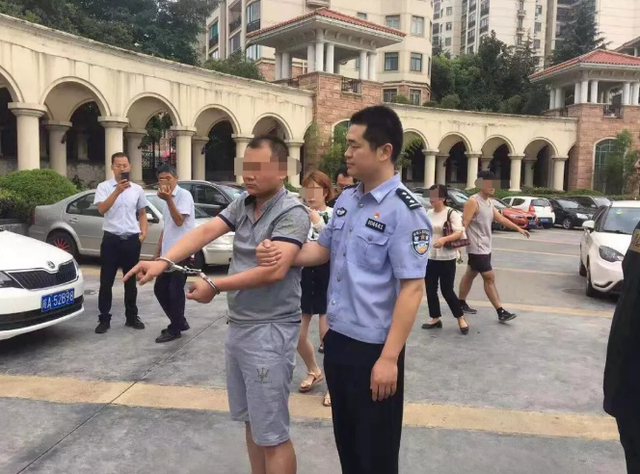系列砸车案告破 警方押解嫌疑人指认现场
