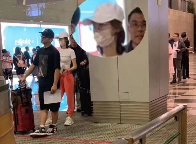 郑恺恋情实锤？与《芳华》女主苗苗共会友，一并回家一夜未出