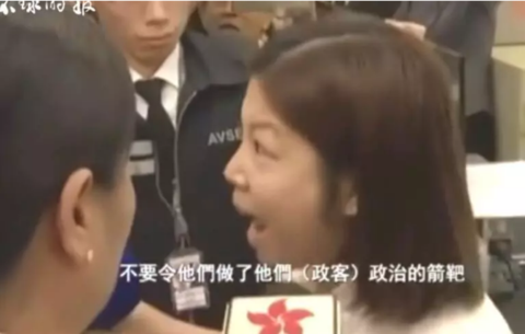 记者在香港机场守了六个时辰，拍到两位英雄