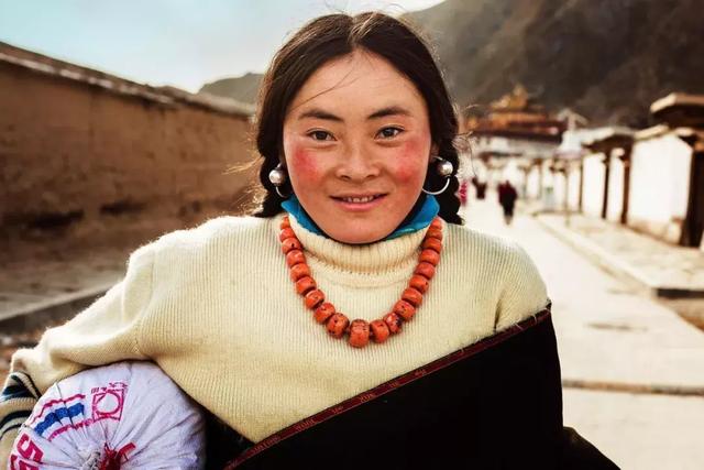 她环游70国拍下2000位美女，却没有一张网红整容脸，来到中国后..