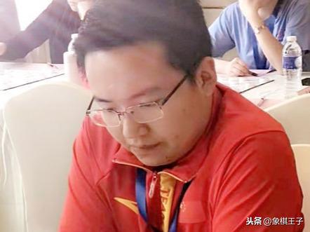 险遭毒手，郑惟桐亚洲杯敏锐逃生，对手新加坡老将这样彪悍，难解