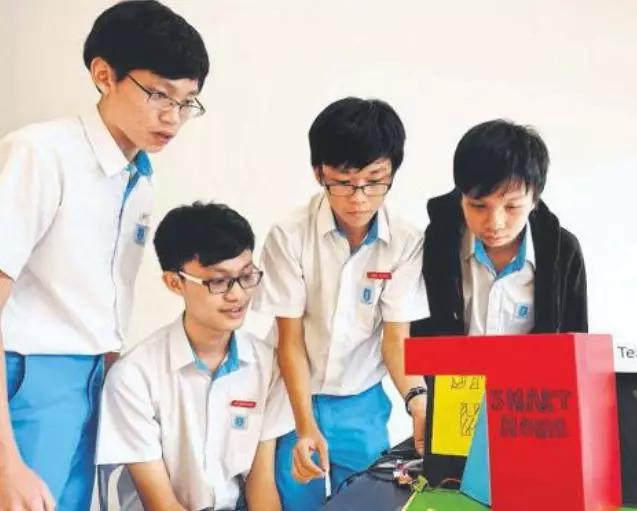 新加坡28所中学全面试行全面科目编班制，取消分流是否真的有利？