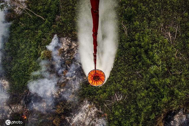 印尼森林火灾持续肆虐 消防员军人直升机多方出动全力灭火