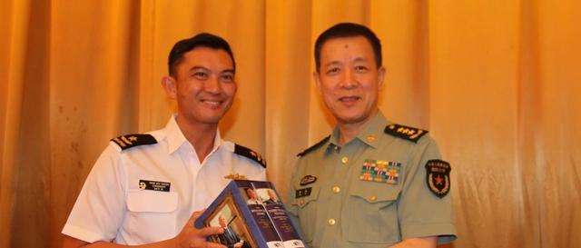 国防大学校长郑和会见新加坡武装部队军训学院学员代表团