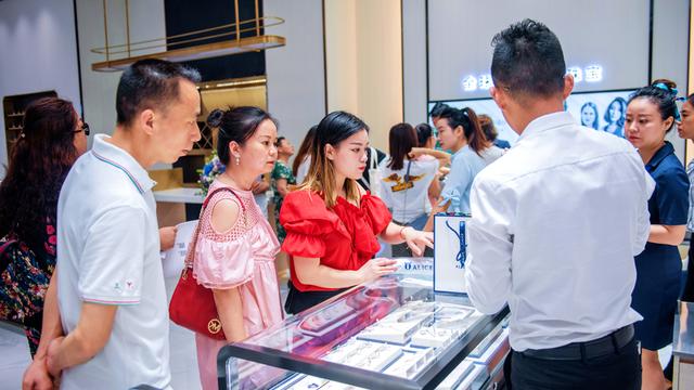 国际设计师品牌爱丽丝珠宝落户重庆来福士 国花系列展现时尚风情