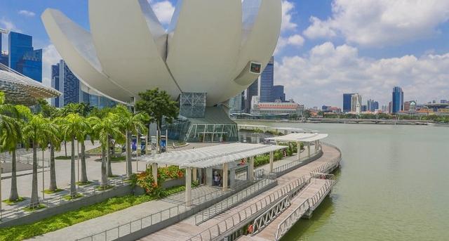 去这个国家旅游，不用担心语言问题，景点之间步行就能到