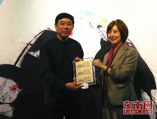 陈嘉庚后裔向陈嘉庚纪念馆捐赠印有陈嘉庚头像的新加坡币