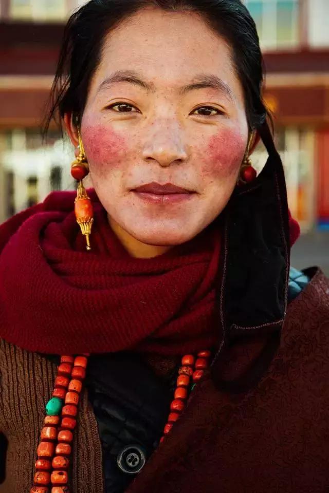 她环游70国拍下2000位美女，却没有一张网红整容脸，来到中国后..