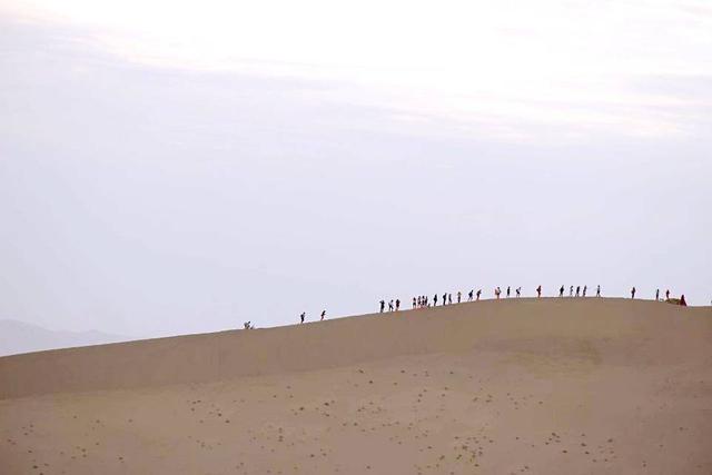 鸣沙山的美，不在月牙泉