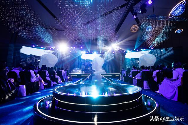 吴青峰《太空人》MV先导预告全球首播，合作艺术家悉数登台祝贺