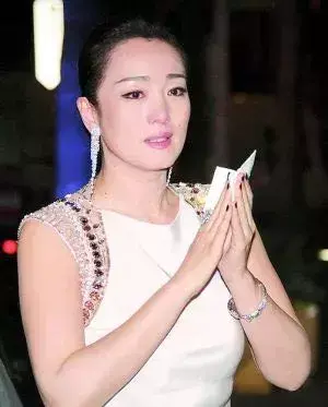 她与张艺谋相恋8年，嫁新加坡富豪当阔太，如今54岁活成了这样……