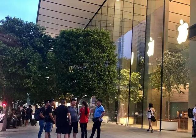 iPhone11发售当天，新加坡店门口挤满越南“黄牛”，多达300余人