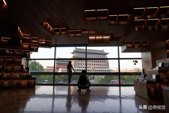 精致的PageOne书店景色宜人，会拍照的你带上TA与正阳门合影