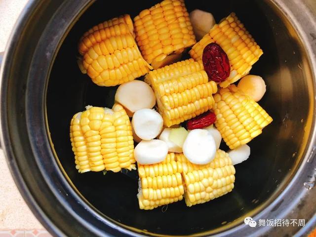 让荸荠玉米排骨汤赶走油腻，给你清爽肠胃，特别适合减肥的小仙女