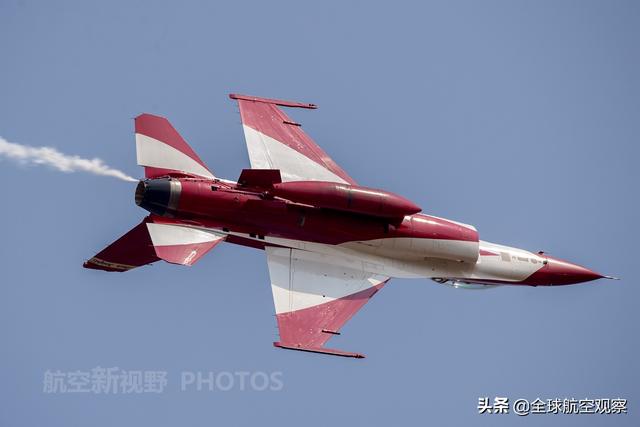 F-16充当飞行表演用机，新加坡黑骑士水平尚可，美国雷鸟技高一筹