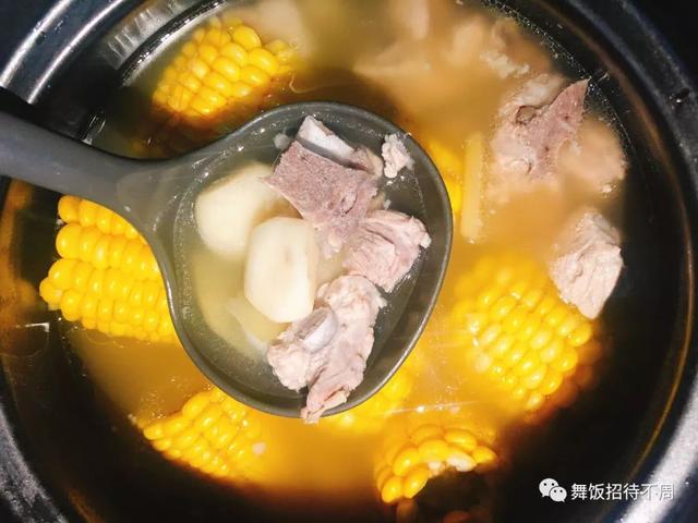 让荸荠玉米排骨汤赶走油腻，给你清爽肠胃，特别适合减肥的小仙女