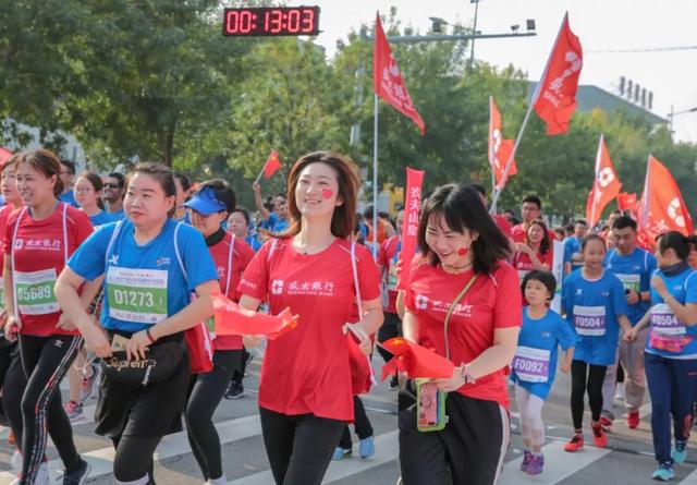 盛京银行2019沈阳国际马拉松激情起跑，2万跑友驰骋浑河两岸