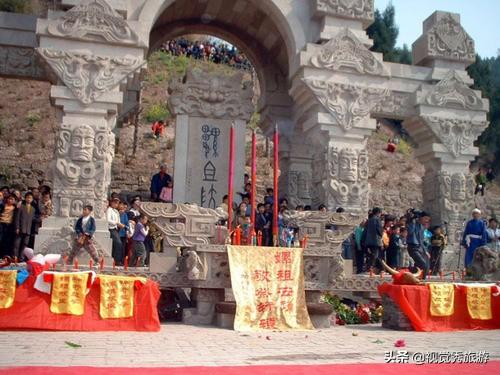 尊为先蚕，民间历祀为蚕神，行神，中华女祖第一陵，四川嫘祖陵