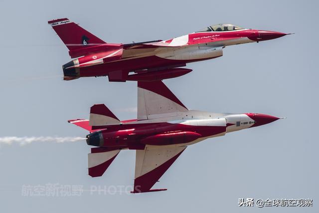 F-16充当飞行表演用机，新加坡黑骑士水平尚可，美国雷鸟技高一筹