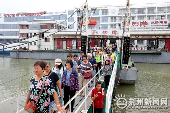“世纪荣耀”号游轮首航亮相荆州 带来旅游发展新机遇