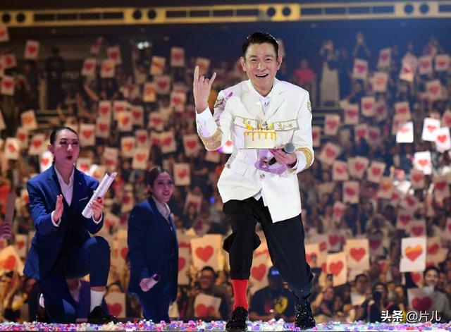 58岁刘德华演唱会现场给粉丝下跪，感动在场数万歌迷