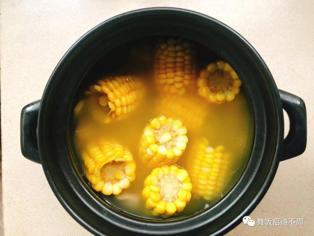 让荸荠玉米排骨汤赶走油腻，给你清爽肠胃，特别适合减肥的小仙女