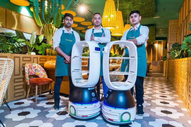 餐饮智能化已成大势所趋 擎朗送餐机器人海外抢镜