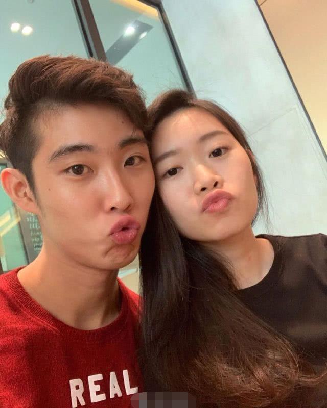 郎才女貌很般配！又一羽毛球名将公开恋情，与女友嘟嘴卖萌秀恩爱