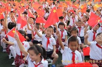 有你家娃没？集美小学三立楼前，千名师生挥舞国旗！场面很燃