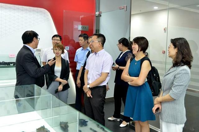 新加坡驻沪总领事罗德伟考察园区