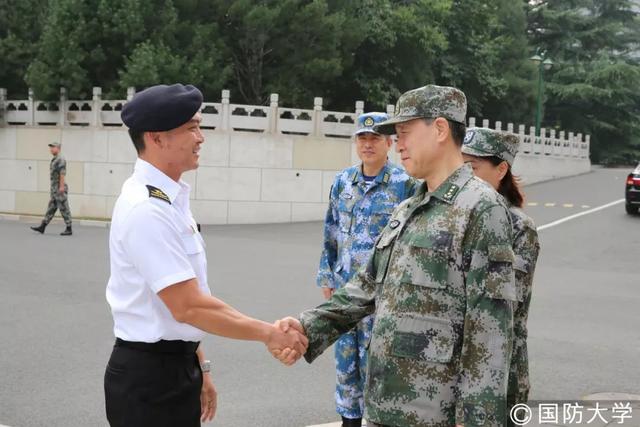 国防大学校长郑和会见新加坡武装部队军训学院学员代表团