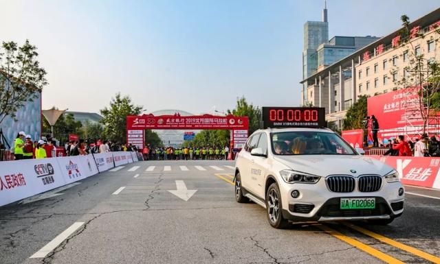 盛京银行2019沈阳国际马拉松激情起跑，2万跑友驰骋浑河两岸