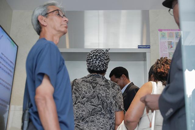 津巴布韦前总统穆加贝去世 民众赴新加坡殡仪馆献花悼念