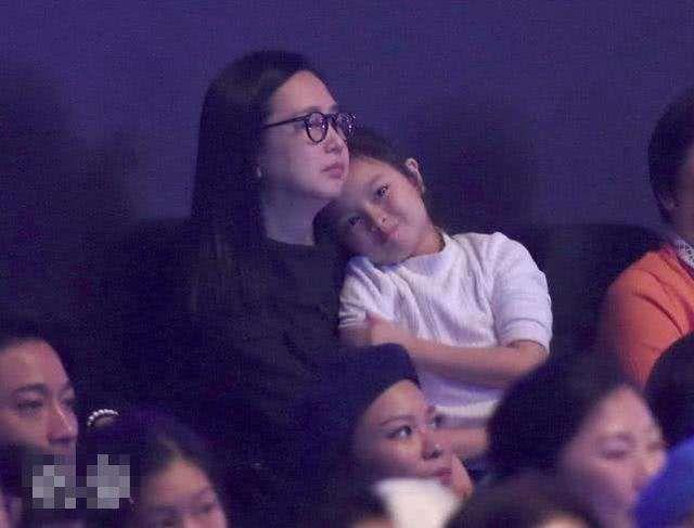 刘德华在新加坡举行演唱会，朱丽倩现身捧场，化身小迷妹超可爱