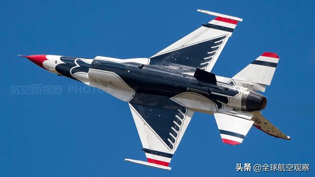 F-16充当飞行表演用机，新加坡黑骑士水平尚可，美国雷鸟技高一筹