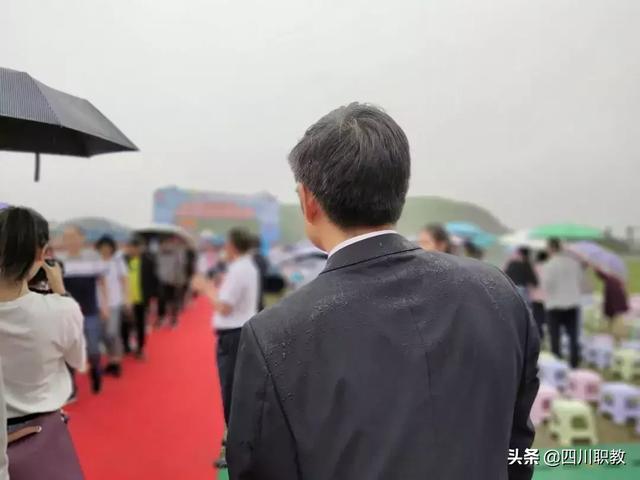 中职生走上红毯，成都新生雨中迎来最美开学典礼