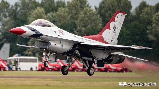 F-16充当飞行表演用机，新加坡黑骑士水平尚可，美国雷鸟技高一筹