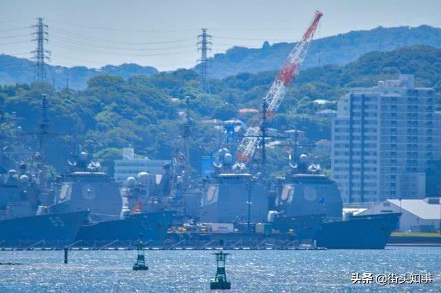 日本横须贺军港近照，美日战舰密密麻麻扎堆，被撞伯克舰还在维修