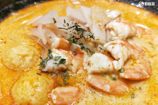 有着“新加坡最佳叻沙”的称号，多少人慕名来吃？