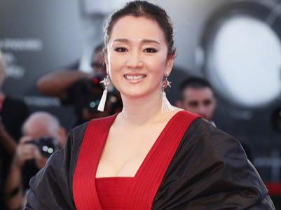 53岁巩俐“女皇装”被吐槽，但她靠气场不止一次挽救了时尚灾难