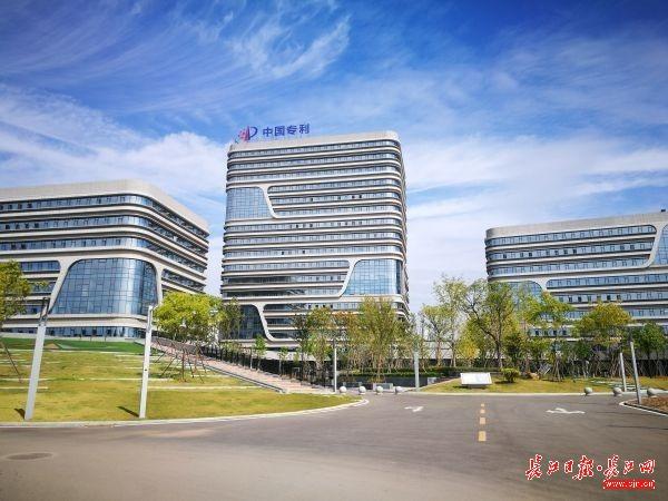 这里好高大上！每10人中9人至少是硕士，上岗还要培训两年