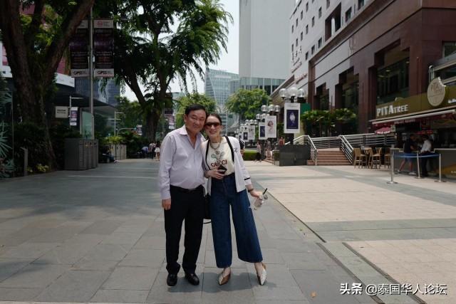 他信女儿晒与父亲合影照
