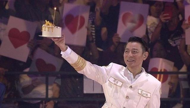 场面感动！刘德华巡回演唱会新加坡站过58岁生日：万人合唱生日歌