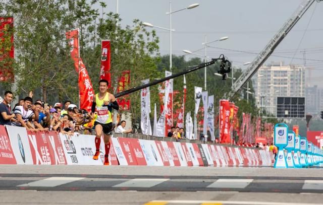 盛京银行2019沈阳国际马拉松激情起跑，2万跑友驰骋浑河两岸