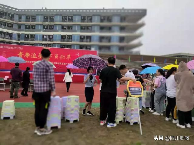 中职生走上红毯，成都新生雨中迎来最美开学典礼