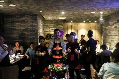 海底捞老板：给员工撒钱，踢兄弟出局，四川小伙移民新加坡富豪？