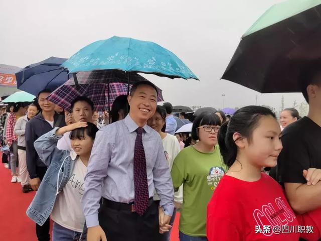 中职生走上红毯，成都新生雨中迎来最美开学典礼