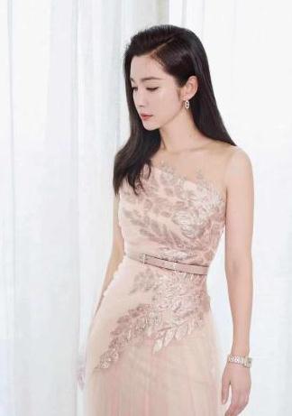 46岁李冰冰现身商业活动，穿裸色纱裙巧露香肩，宛如18岁的少女